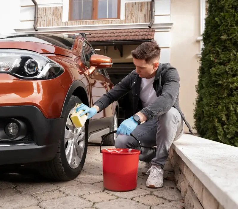 Lavage auto à domicile Aujargues : professionnel intervenant sur un véhicule